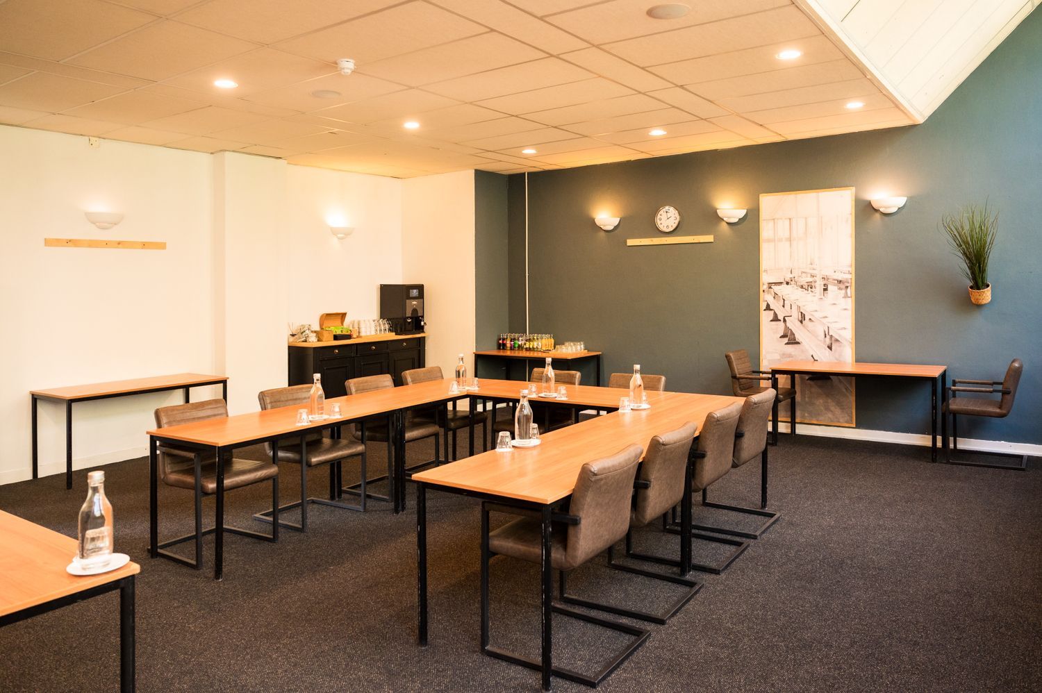 U-vorm in de Bataafsezaal met zicht op de koffiecorner