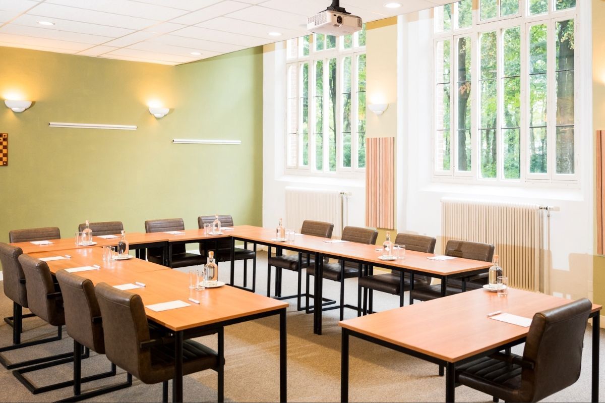 U-vorm opstelling in de Napoleonzaal, met direct uitzicht op een bosrijke omgeving