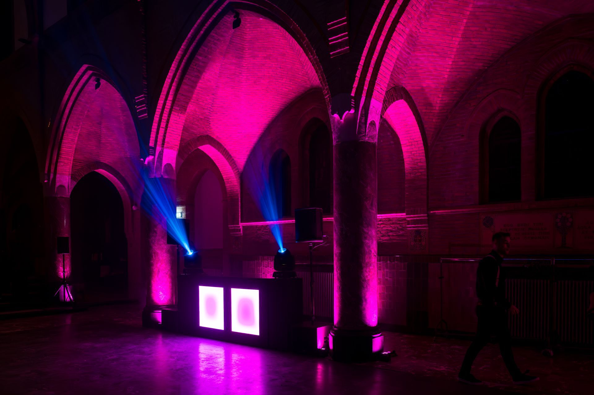 Een DJ tafel in de Kapel met paarse lichten.