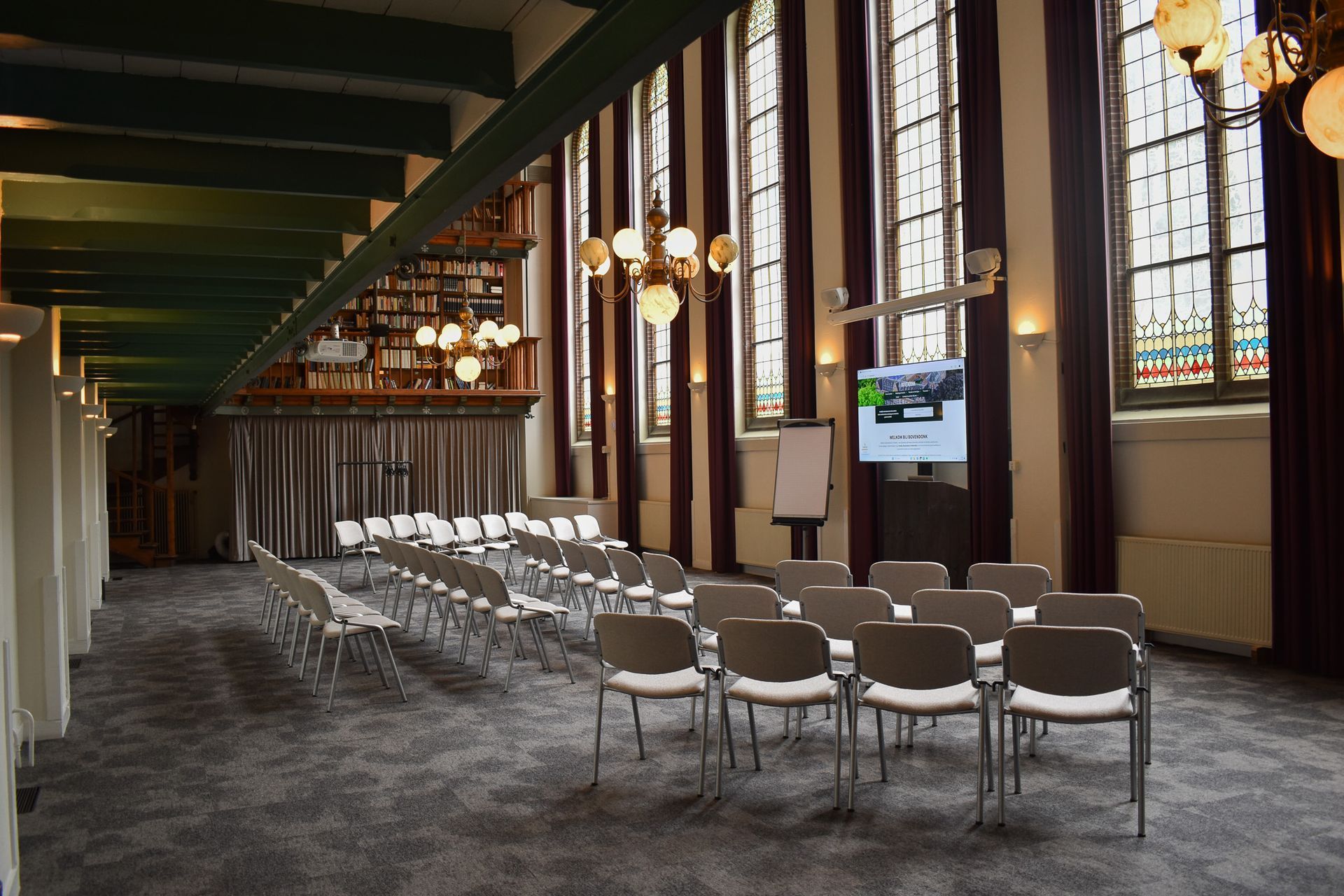 Bibliotheek in Theather opstelling