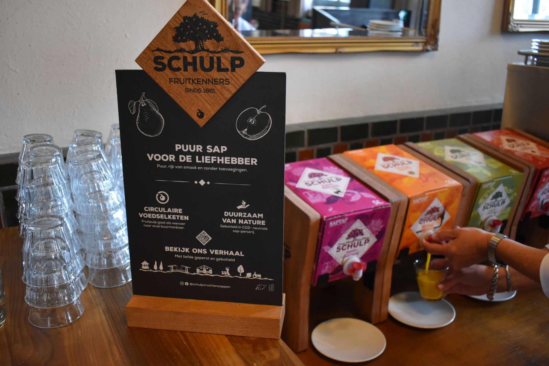 Schulp-sap wordt getapt bij het ontbijtbuffet van Bovendonk.