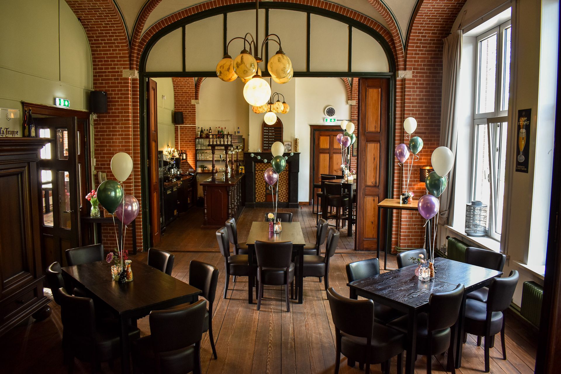 Brasserie van Bovendonk feestelijk aangekleed met ballonnen