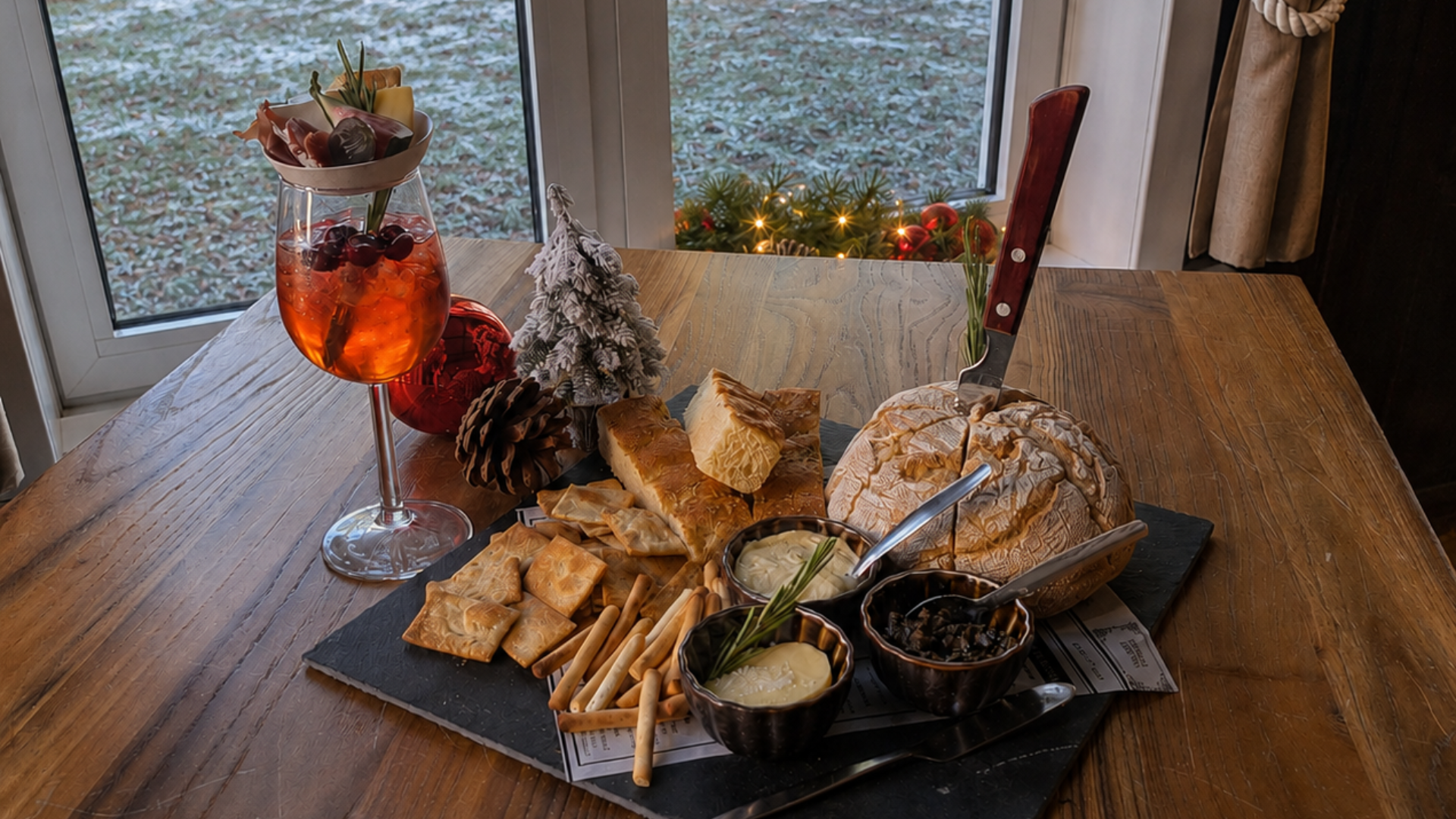 Een leuke apperatief met een borrelplankje voor op tafel
