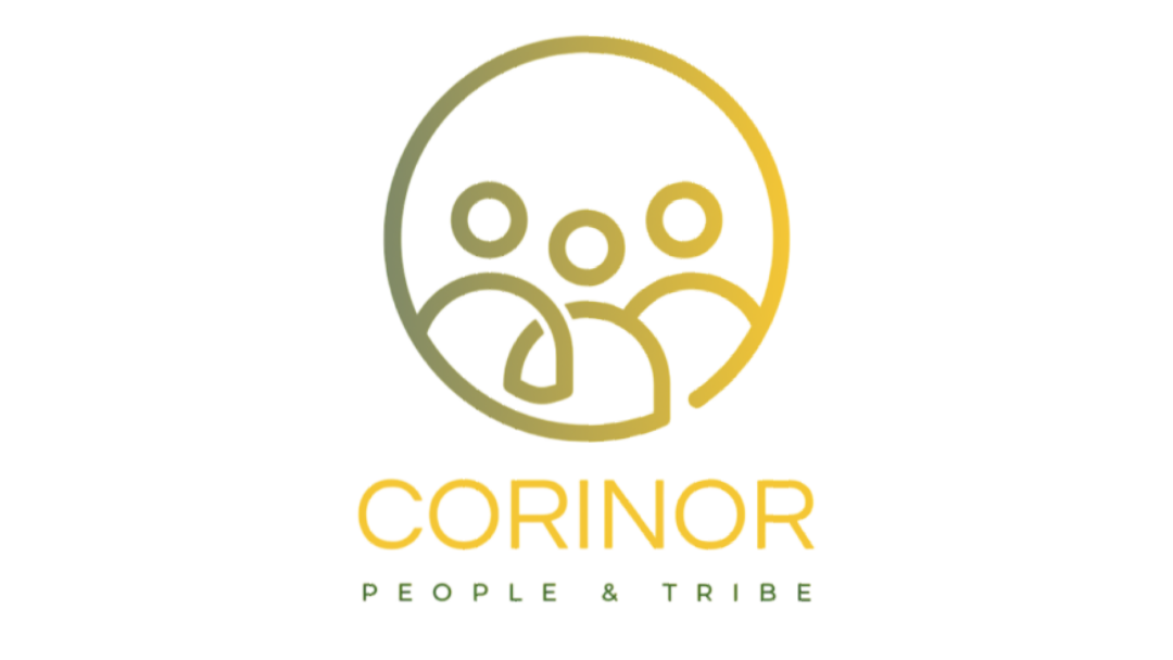 Een groep mensen staat naast elkaar in een kring.