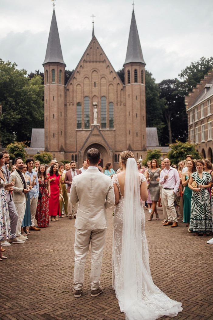 Feestelijke borrel tijdens een tuin bruiloft in West-Brabant