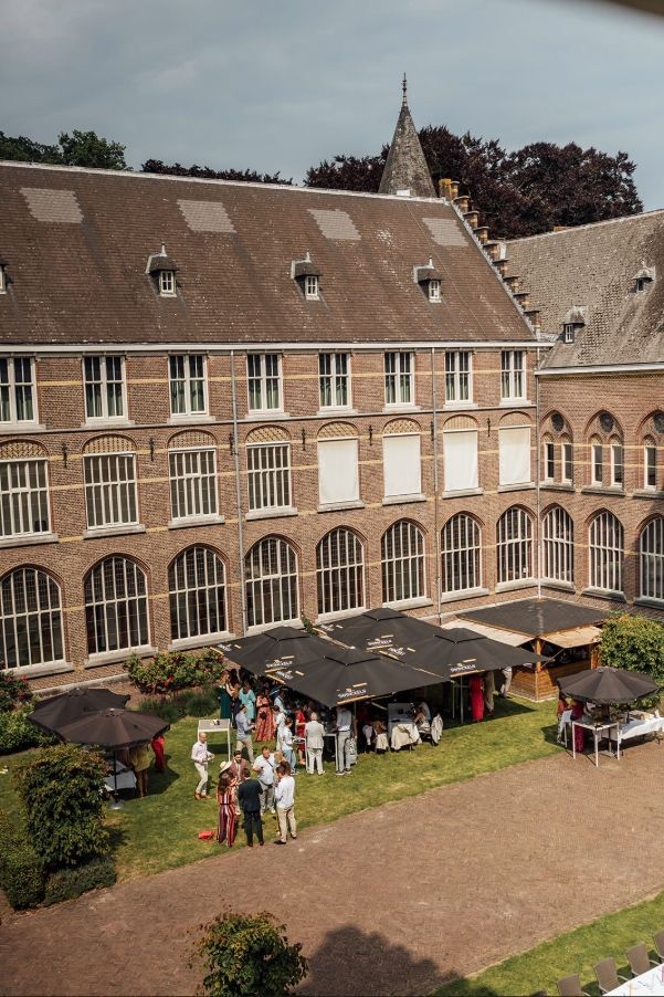 Feestelijke borrel tijdens een tuin bruiloft in West-Brabant.