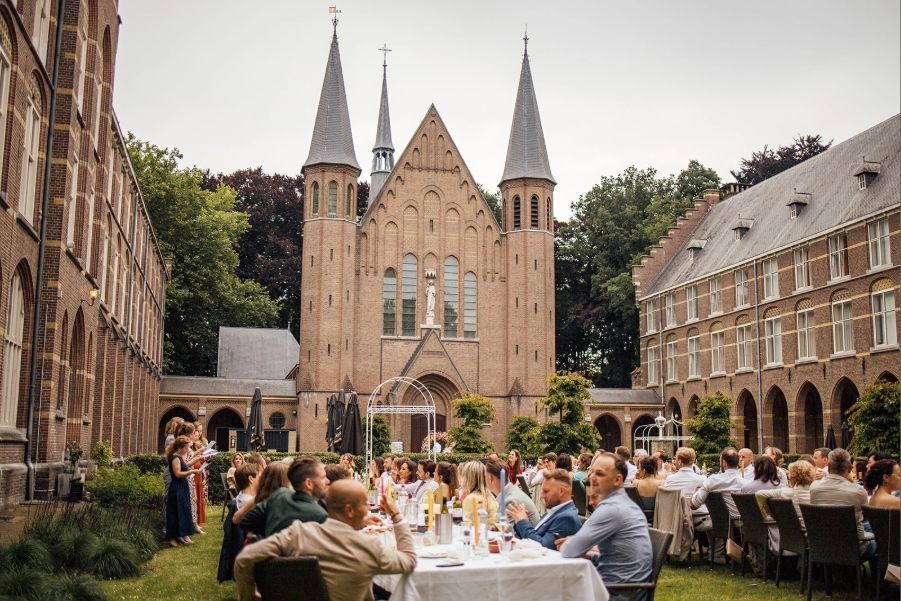 Sfeervol huwelijksdiner en aankleding tijdens een buiten bruiloft op landgoed Bovendonk