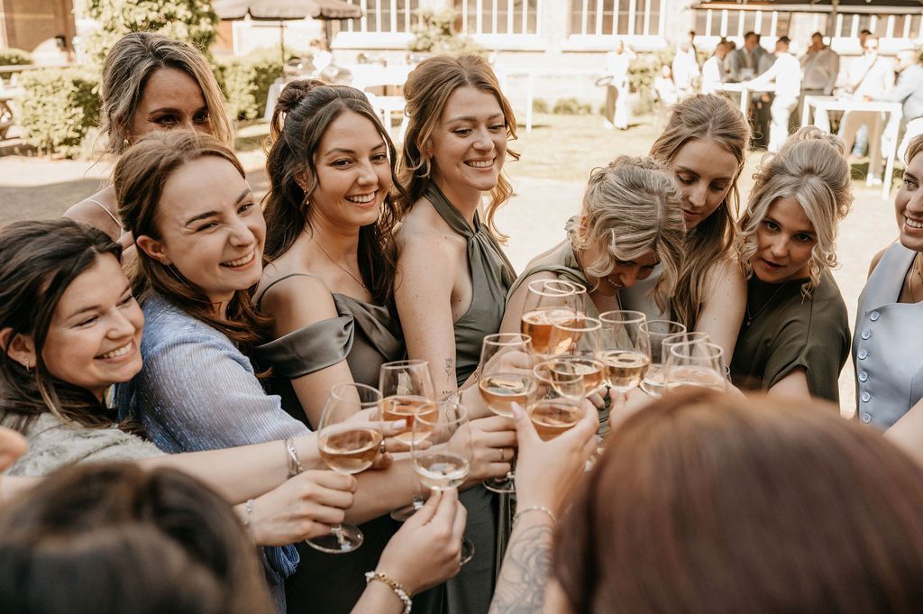 Feestlocatie Brabant - Gasten genieten van een bedrijfsfeest op de historische binnenplaats van Bovendonk