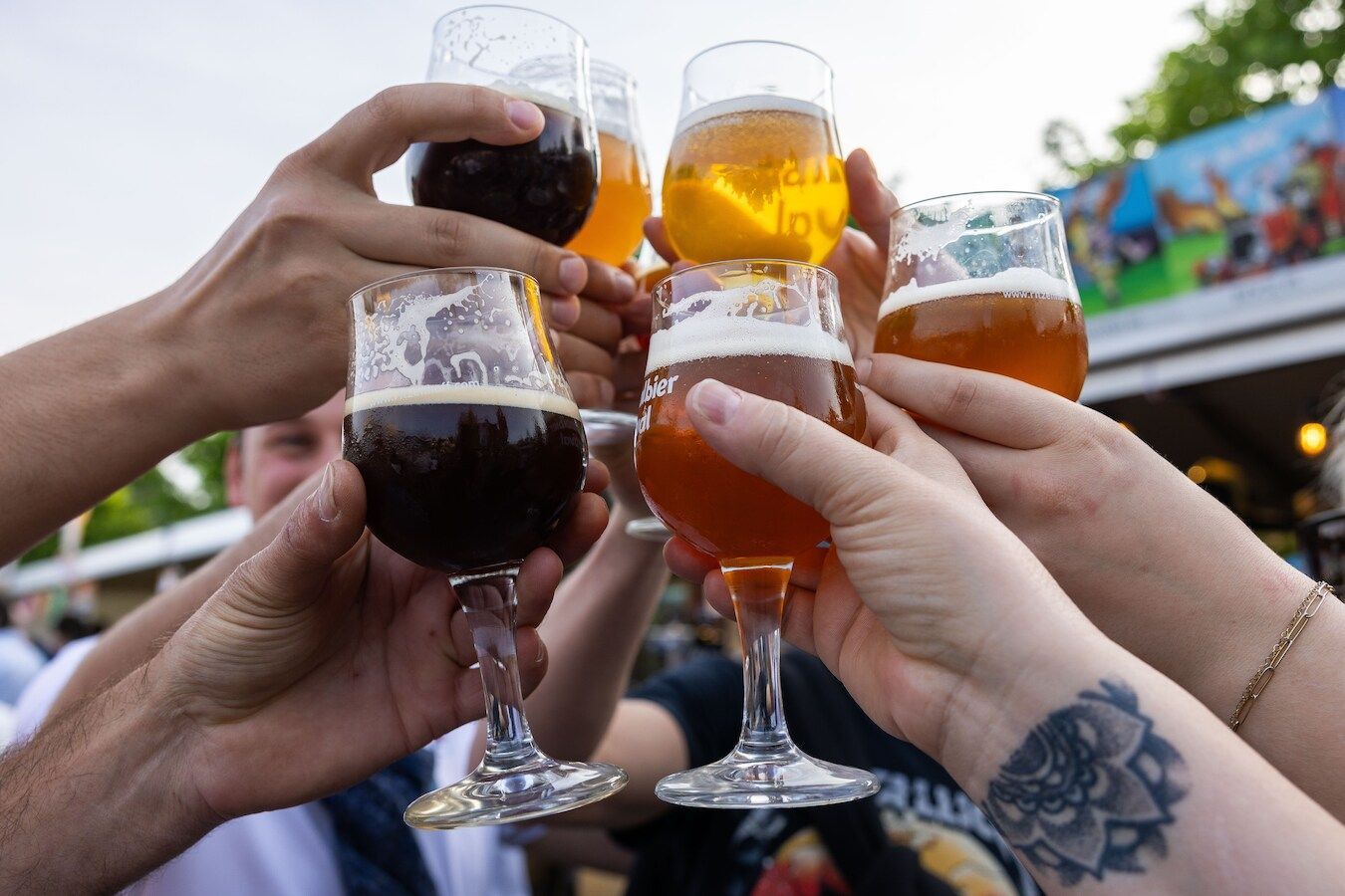 3 La Trappe bieren op een rij in de binnentuin.