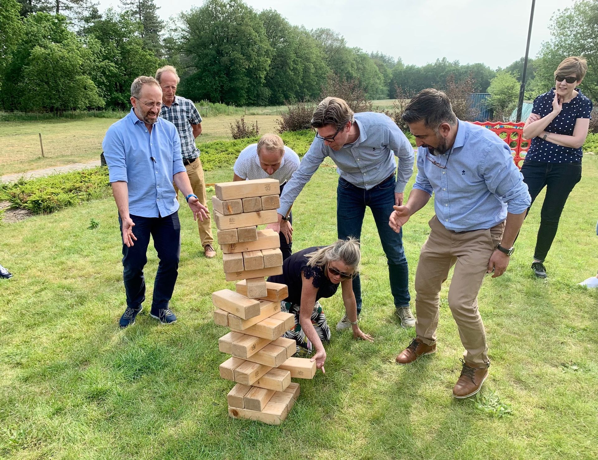 Collega’s werken samen tijdens een teambuildingactiviteit bij Bovendonk