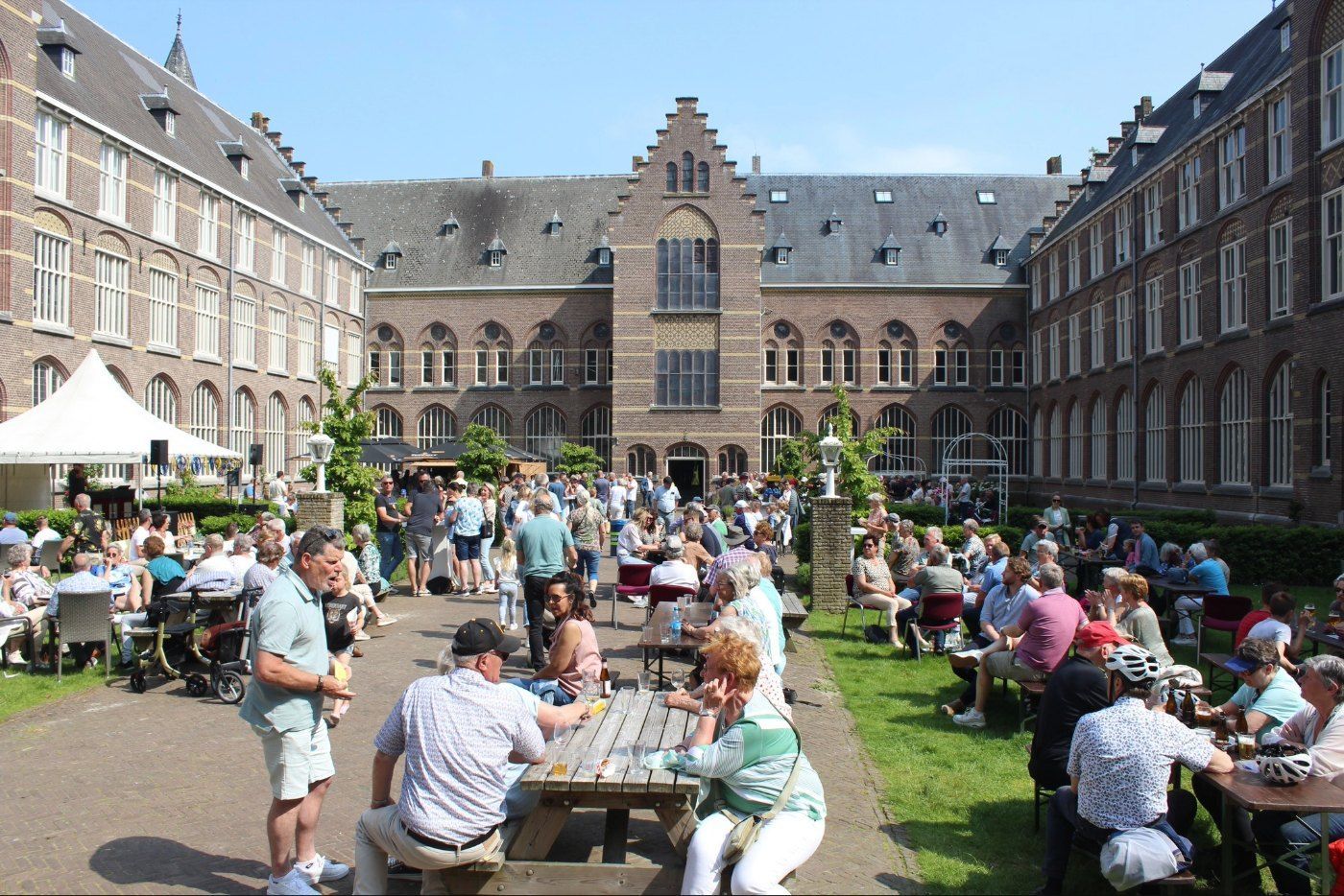 Binnentuin van Bovendonk tijdens de Fiets4Daagse Hoeven