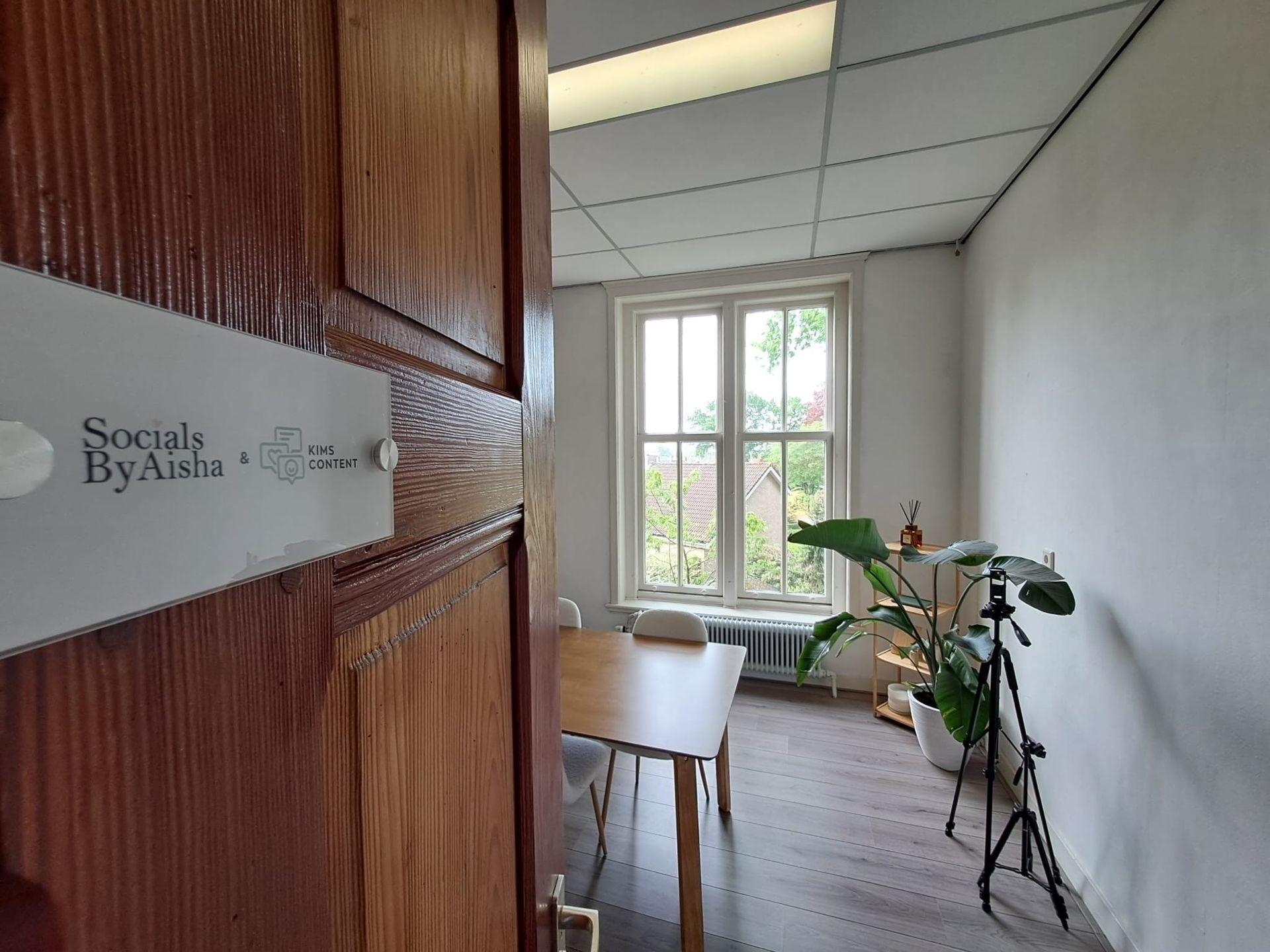 Lichte flexwerkruimte met bureau en veel daglicht bij Bovendonk in Hoeven