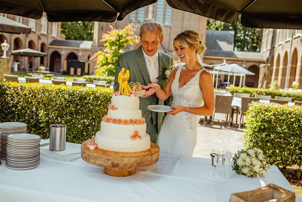 Bruidspaar proost met gasten tijdens hun compleet verzorgde bruiloft op Bovendonk