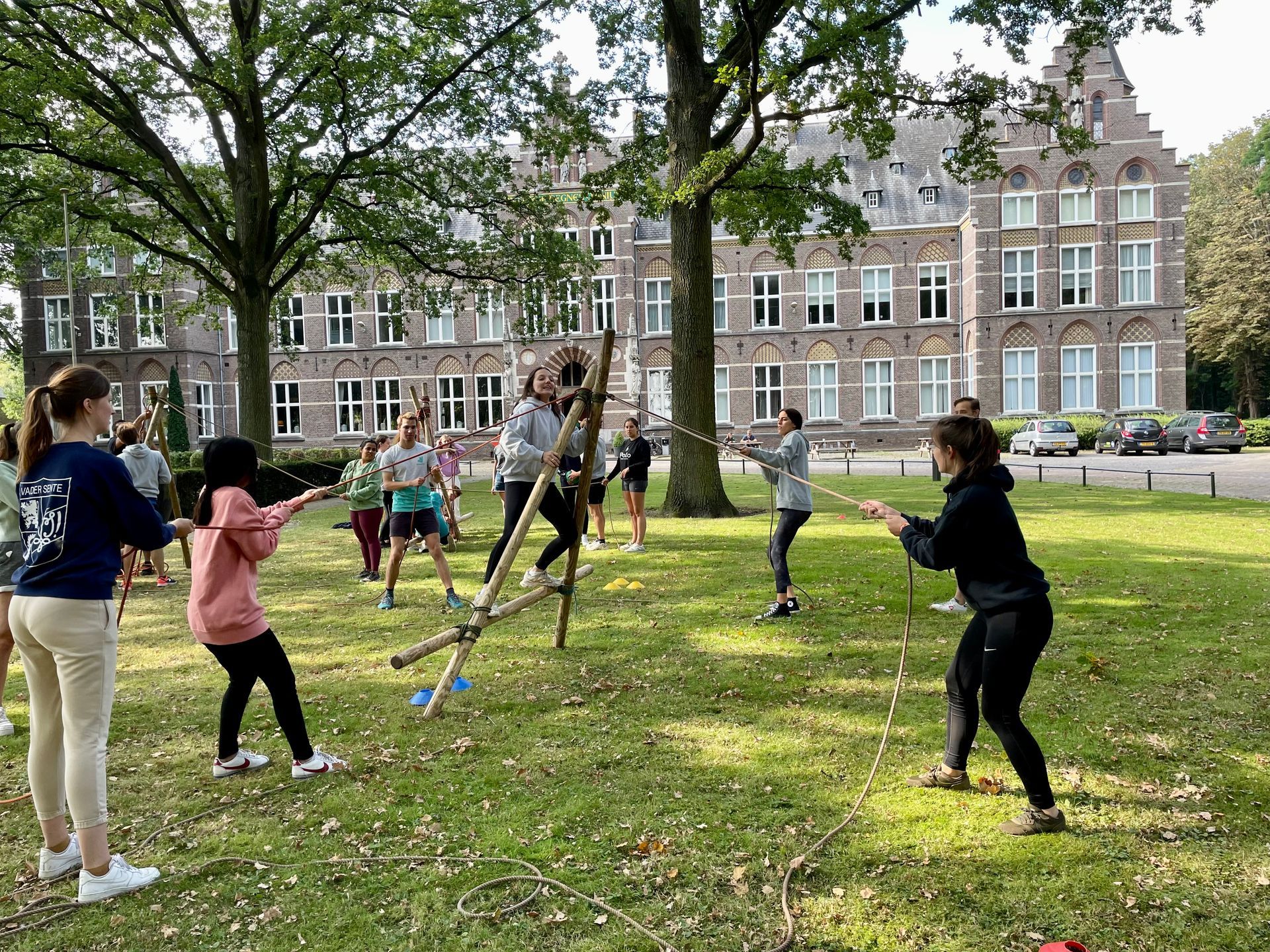 Een teambuildingactiviteit in de voortuin van Bovendonk