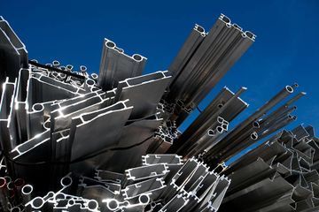 Una pila de perfiles de aluminio contra un cielo azul