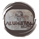 Logotipo circular negro con pincel, una calavera y las palabras &ldquo;ALVIMETAL WELDER&rdquo; sobre un fondo gris desgastado.