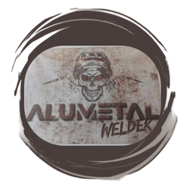 Logotipo circular negro con pincel, una calavera y las palabras &ldquo;ALVIMETAL WELDER&rdquo; sobre un fondo gris desgastado.