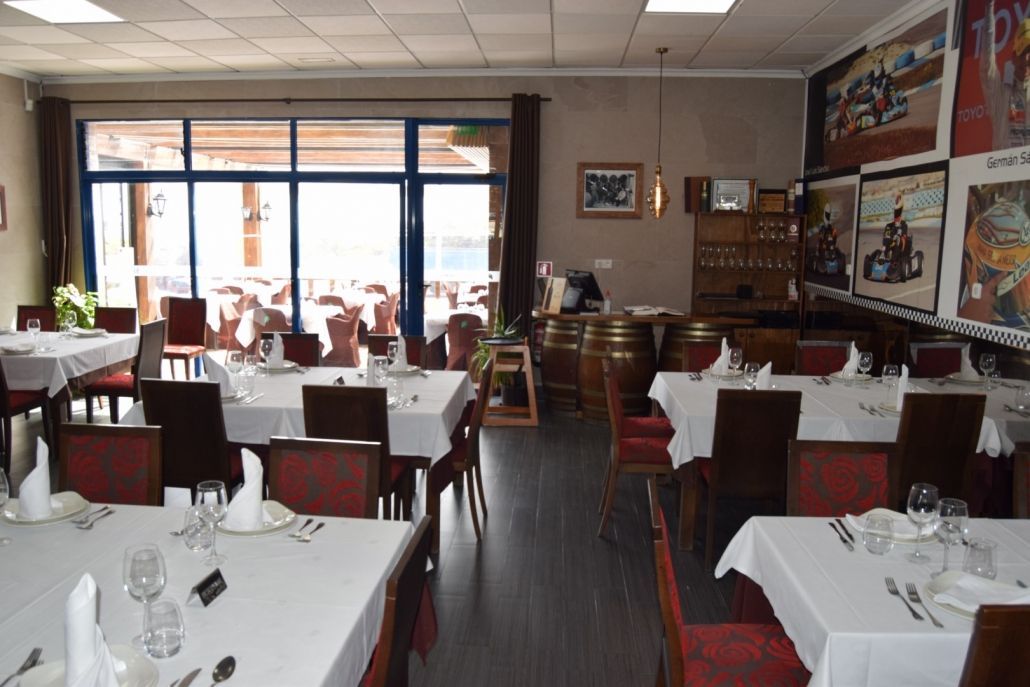 Un restaurante con mesas y sillas y un gran ventanal.