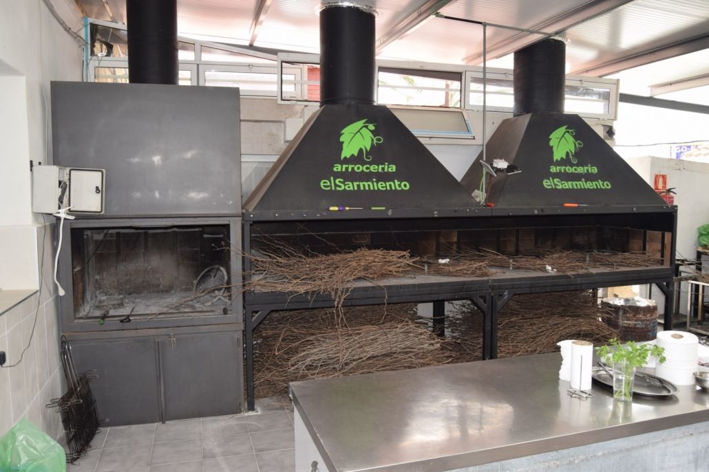 Una cocina con un montón de parrillas y una mesa.