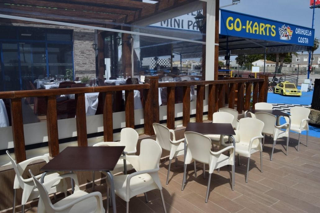 Un restaurante con mesas y sillas y un cartel que dice karts.