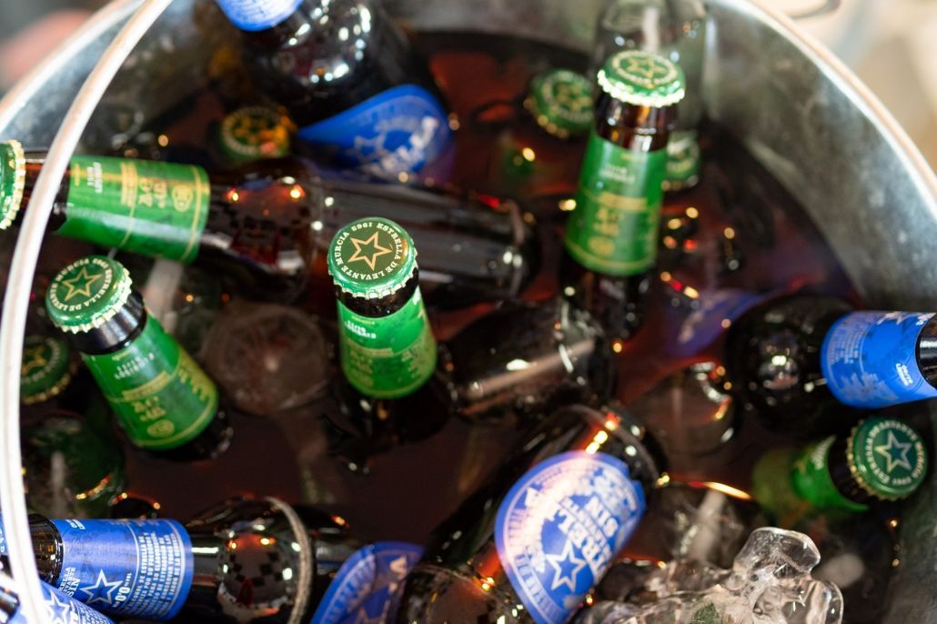 Un cubo lleno de botellas de cerveza y hielo.