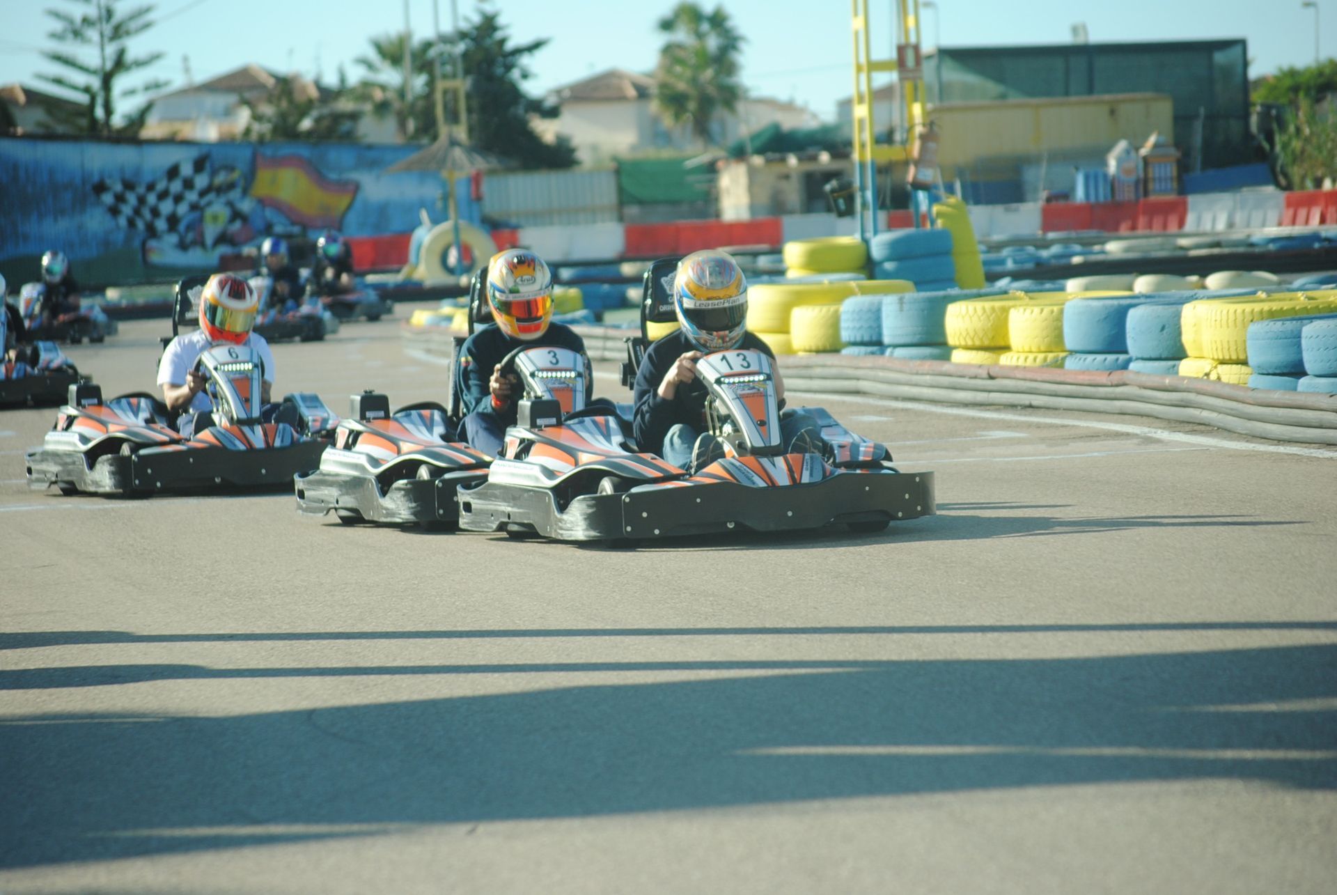 Un grupo de personas está compitiendo en karts en una pista.