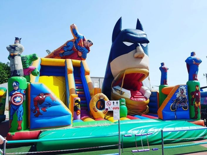 Una casa inflable con Superman y Batman en ella.
