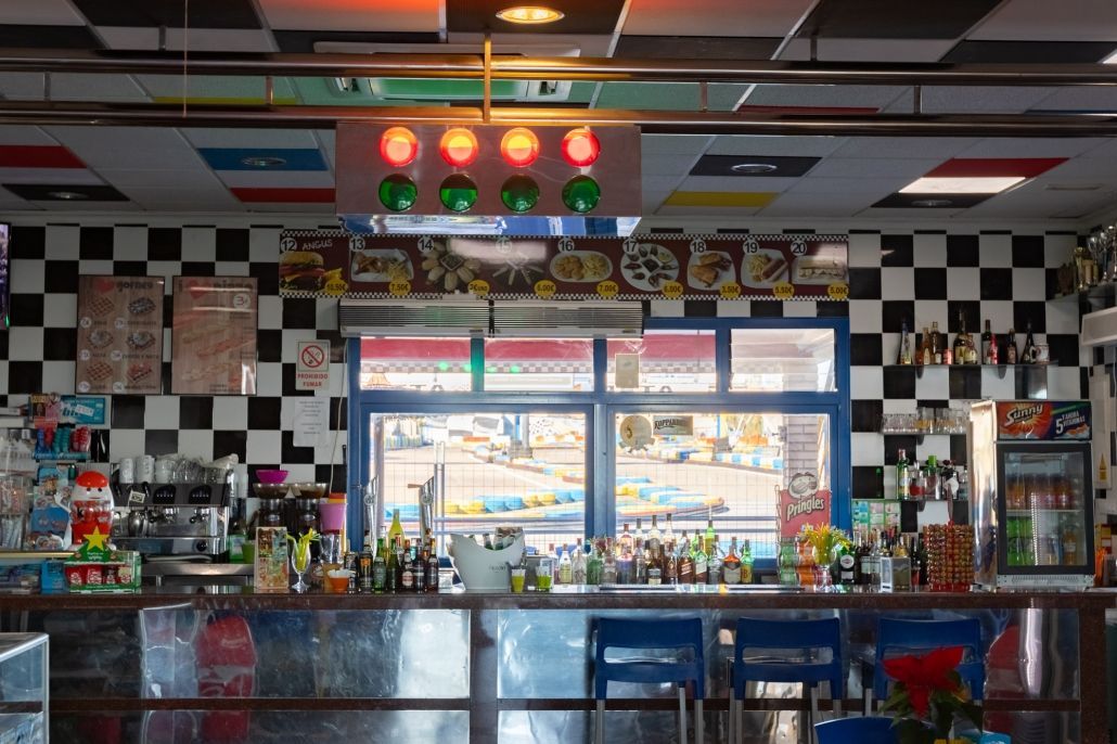 Un restaurante con una pared a cuadros y un bar.