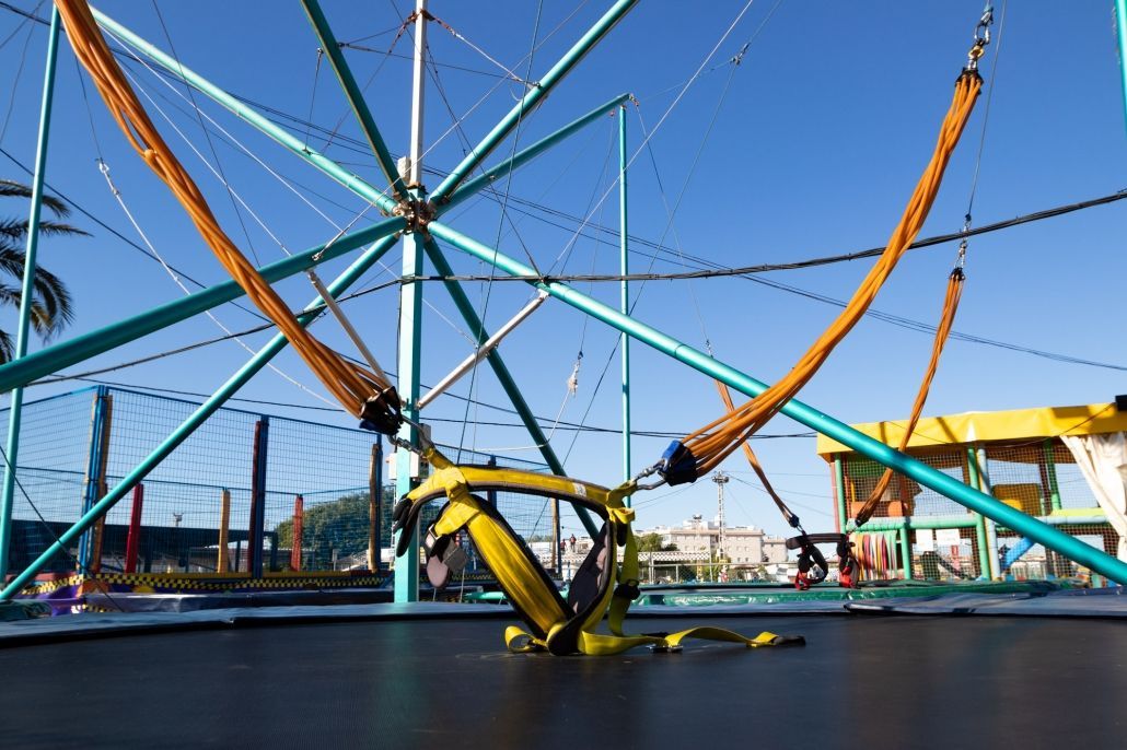 Un trampolín con un arnés amarillo.
