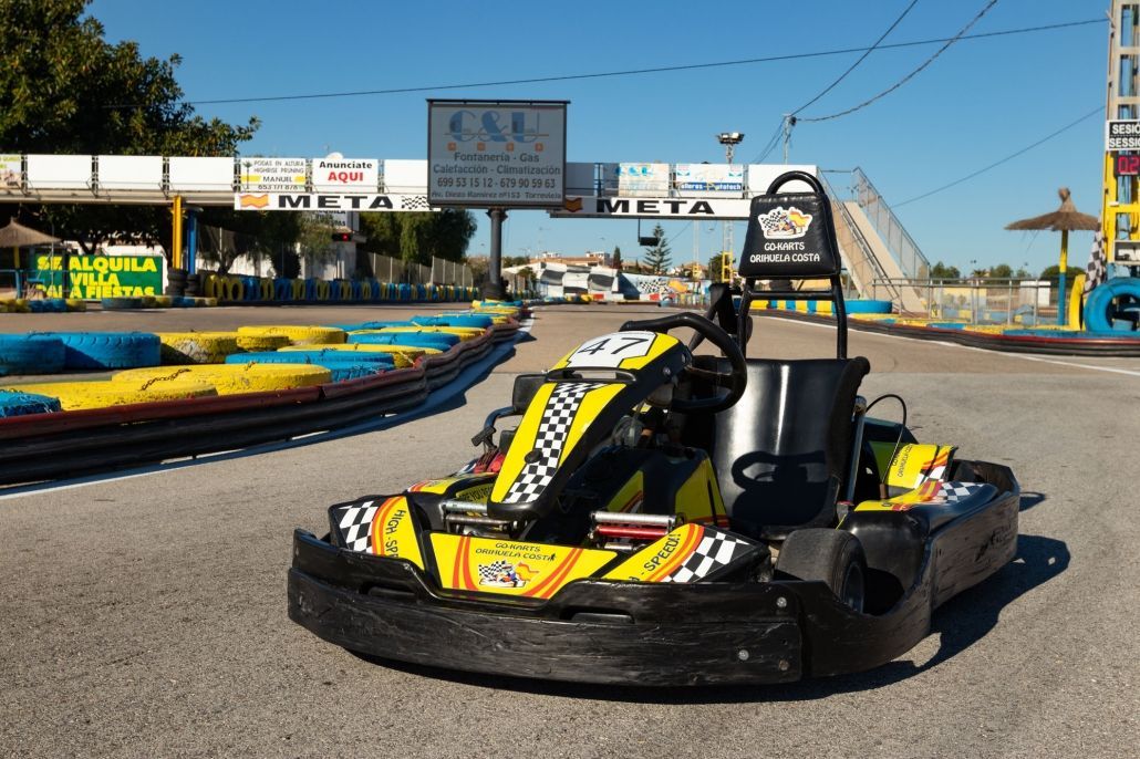 Un kart amarillo y negro está en una pista de carreras