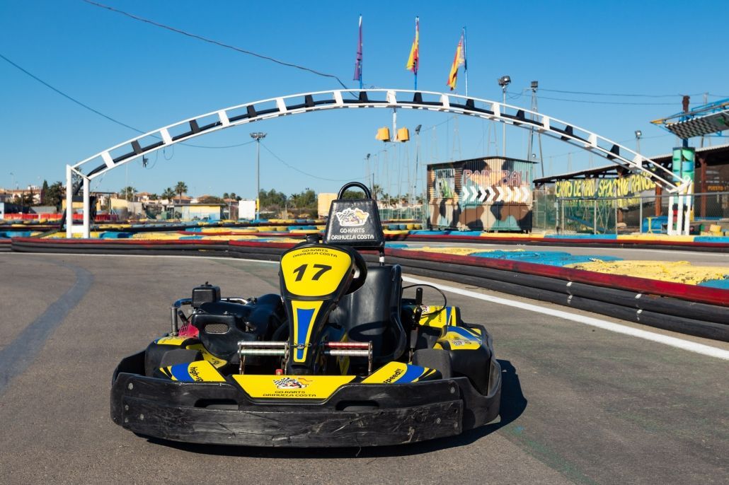 Un kart con el número 17 está en una pista.