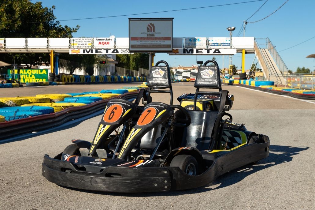 Un kart está estacionado al costado de una pista de carreras.