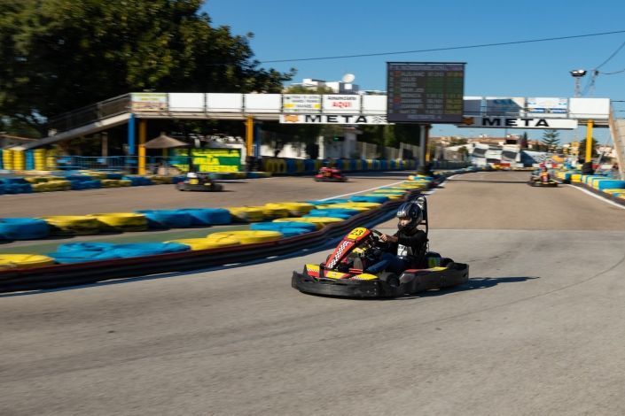 Una persona está conduciendo un kart en una pista.