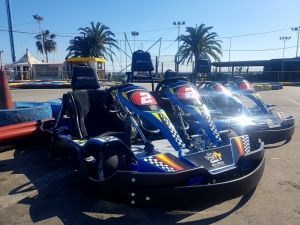 Una fila de karts con el número 2 en ellos