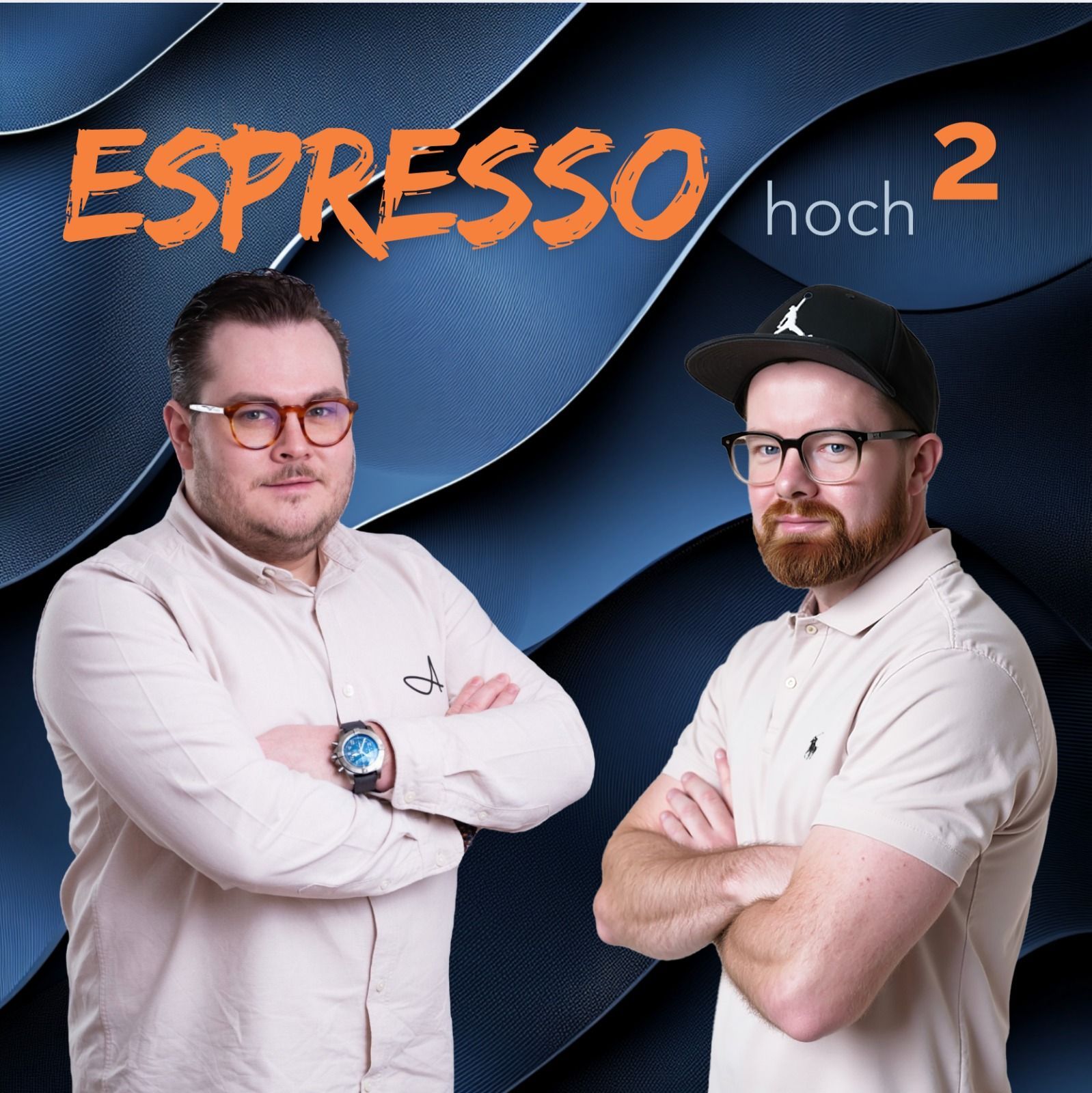 Zwei Männer stehen nebeneinander, dahinter steht der Schriftzug „Espresso hoch 2“ Podcast Daniel Herbst Andreas Klassen