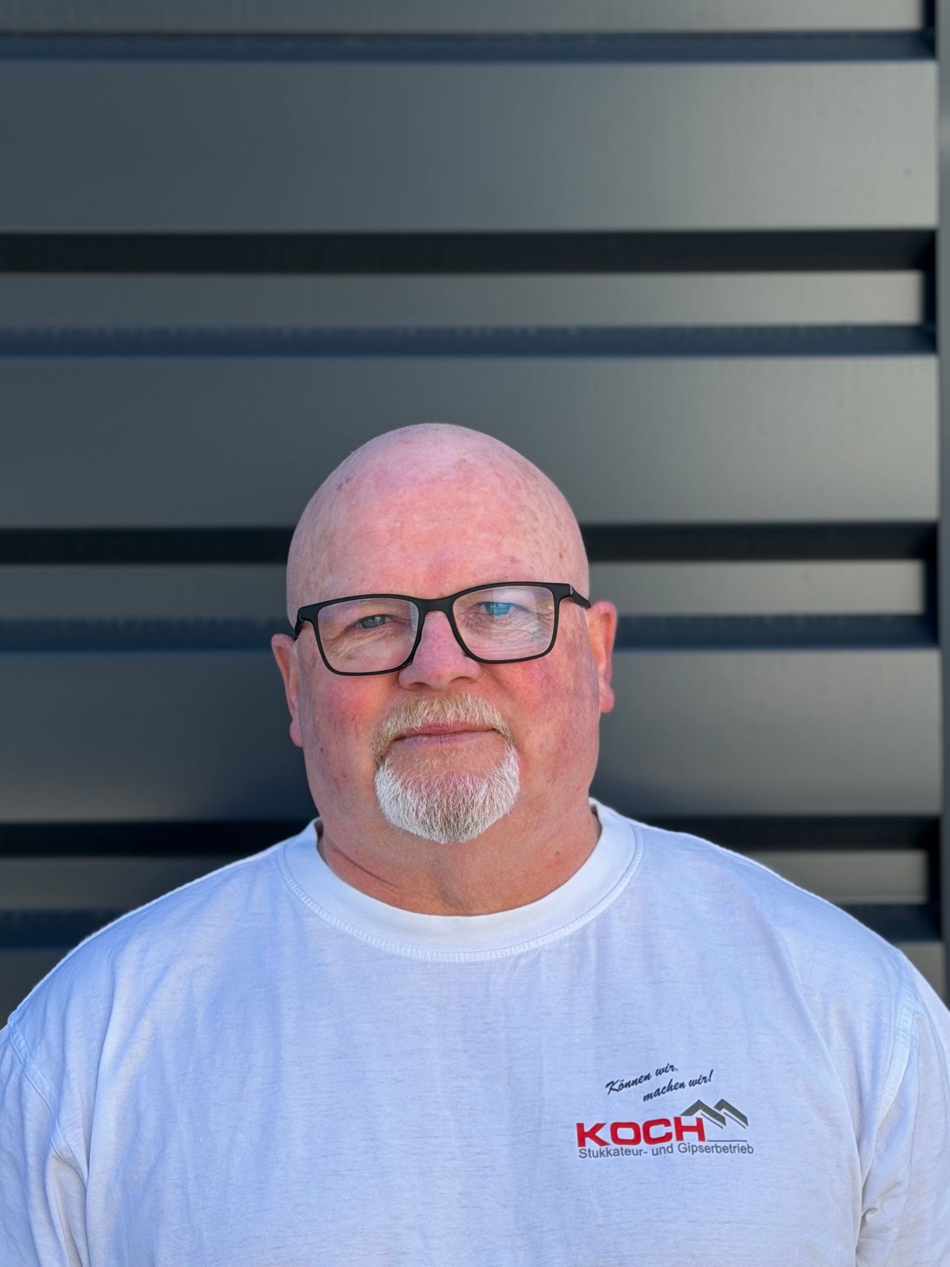 Graue Silhouette einer Person, Kopf und Oberkörper sind sichtbar, vor grauem Hintergrund.