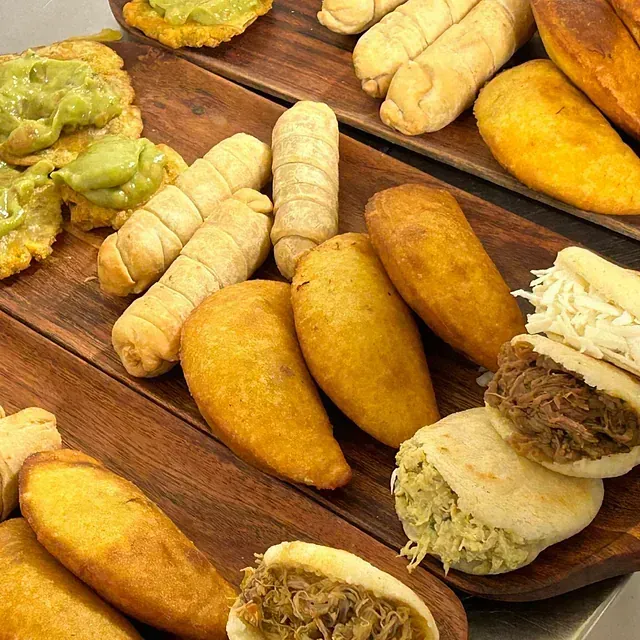 Una variedad de alimentos se encuentran sobre una mesa de madera.