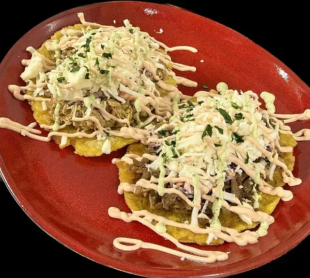 Un primer plano de un plato de comida sobre una mesa.