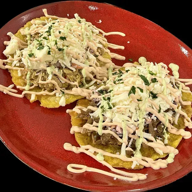 Un primer plano de un plato de comida sobre una mesa.