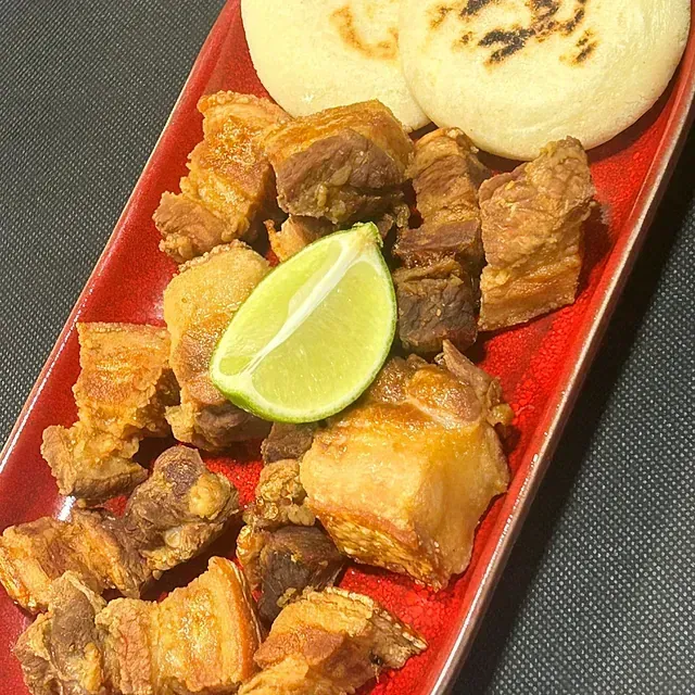 Un plato de comida con una rodaja de lima encima