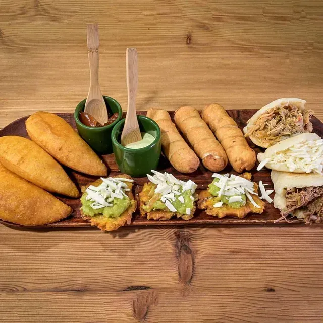 Una bandeja de madera con una variedad de alimentos en ella.