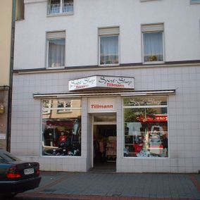 Bunte Trikots iiele Tillmannweiße Fassade des Sport-Shop Tillmann Inh. Gabriele Tillmann