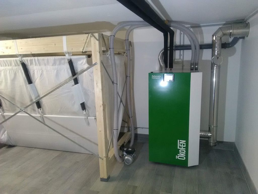 Une chaudière à pellets verte.