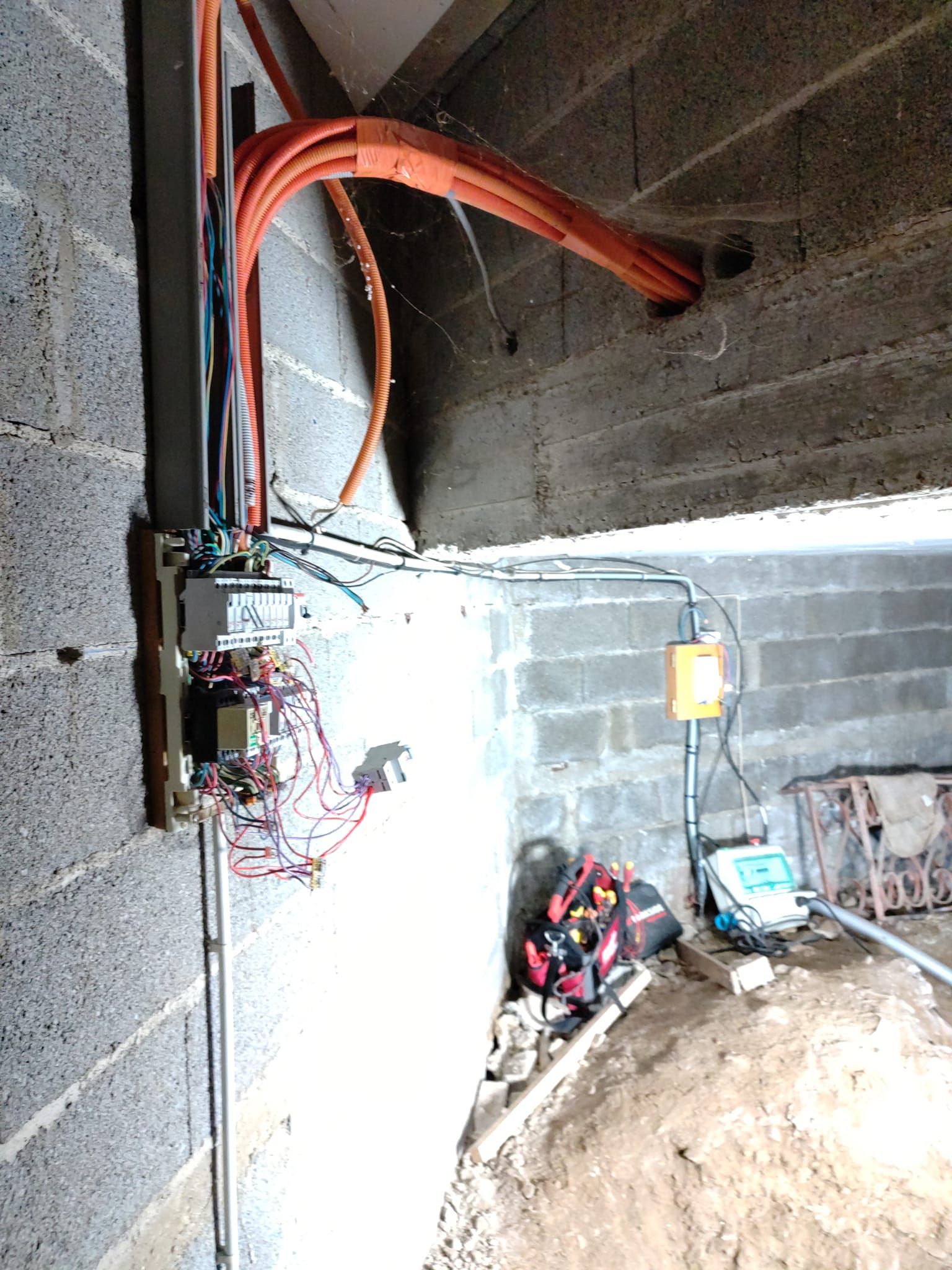 La réparation d'une prise électrique.