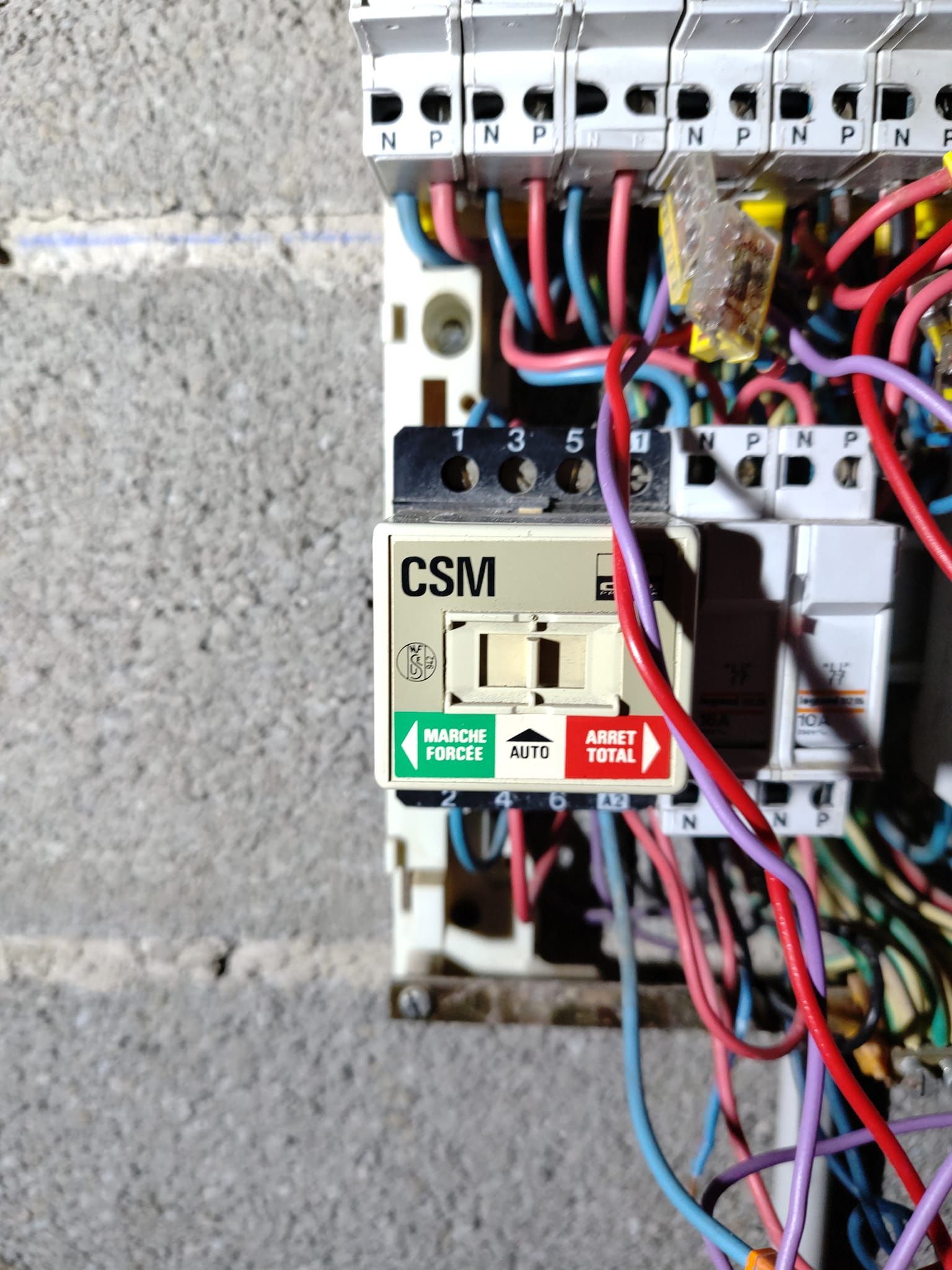 Un outil rouge en gros plan.