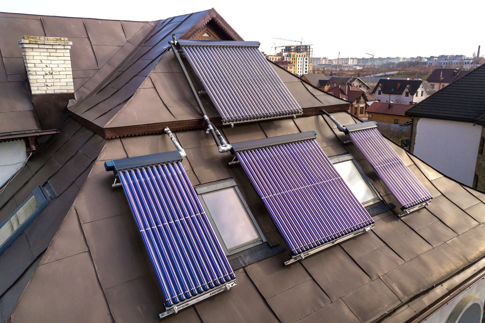 Panneaux solaires thermiques sur un toit.