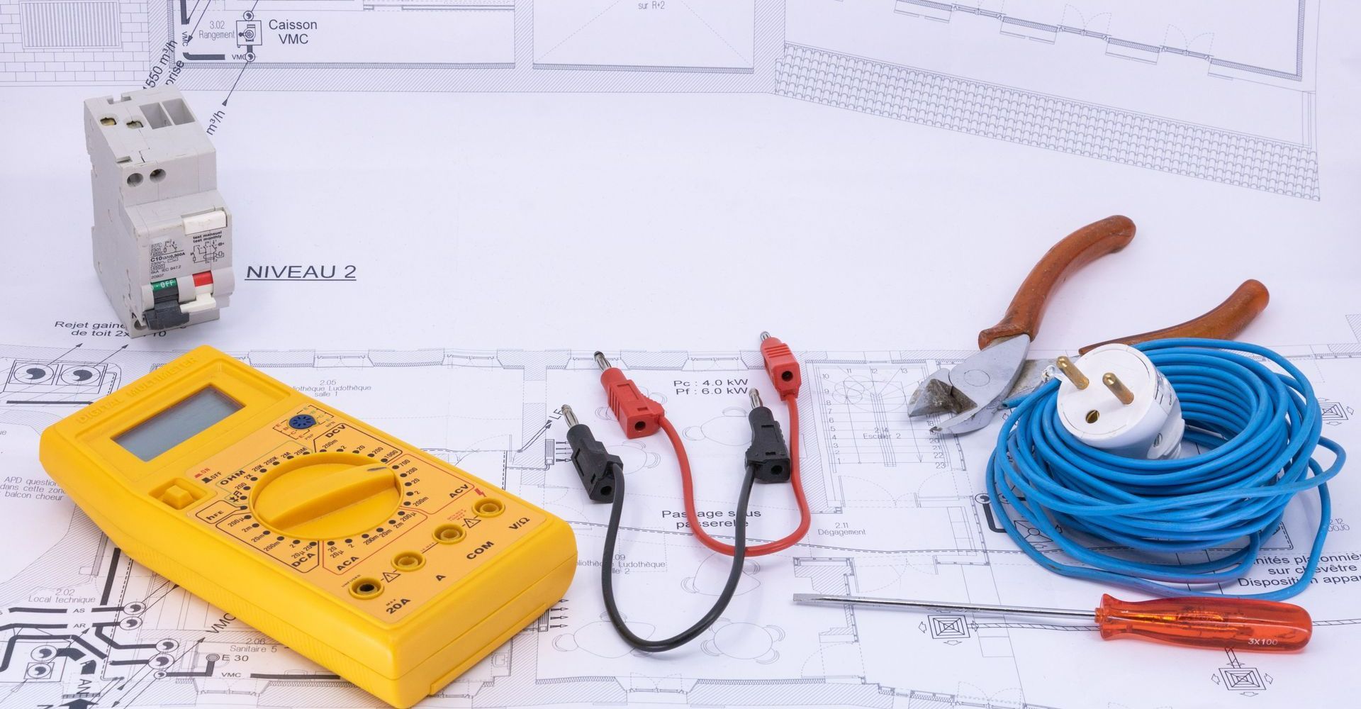 Des équipements électriques sur un plan.