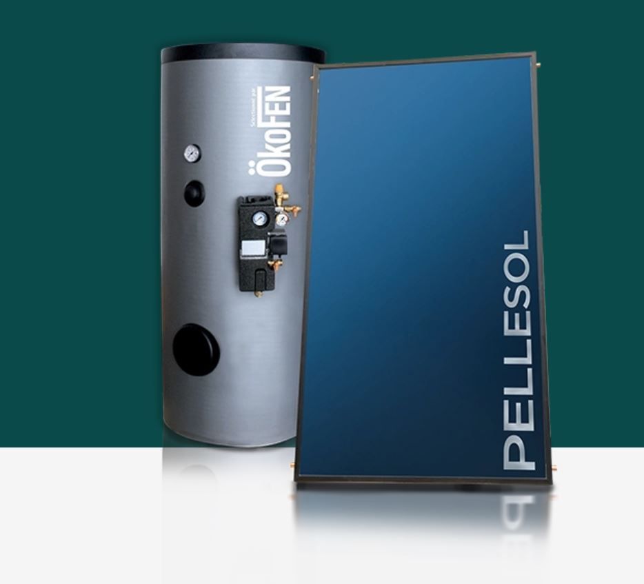 Une installation de chauffe-eau solaire sur un toit en tuiles.