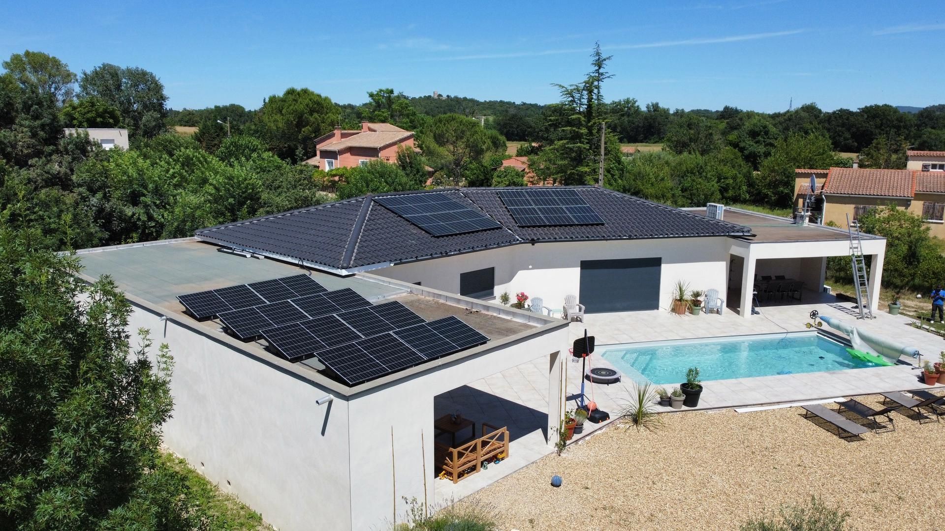 Installation de chauffe-eau solaire sur un toit gris.