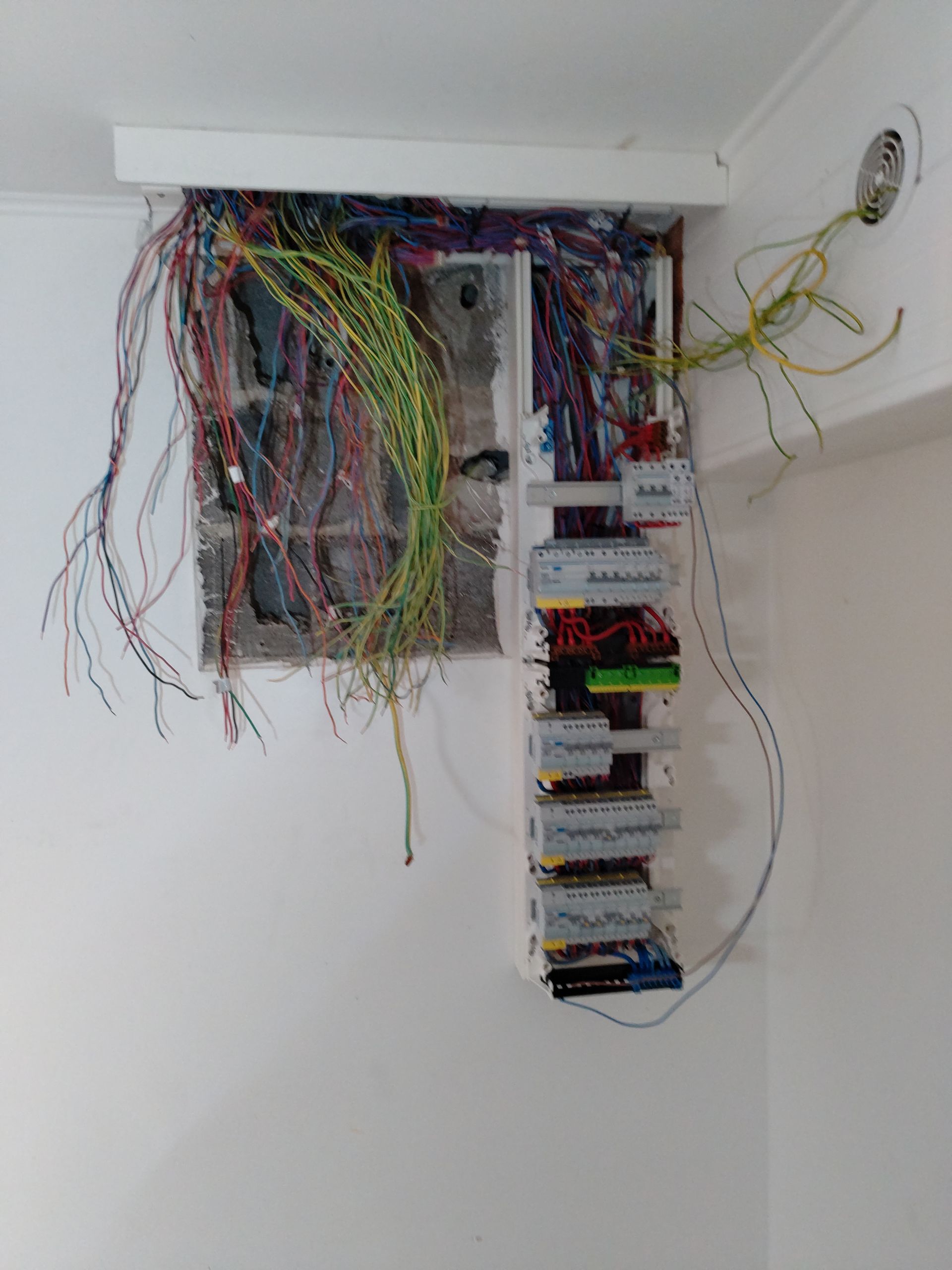 Un tablau électrique en pleine rénovation.